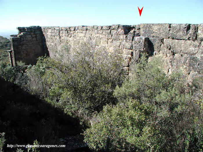 MURO OESTE AL INTERIOR, DESDE EL NORTE. lA FLECHA SEALA EL ARRANQUE DEL DESTRUIDO MURO SUR